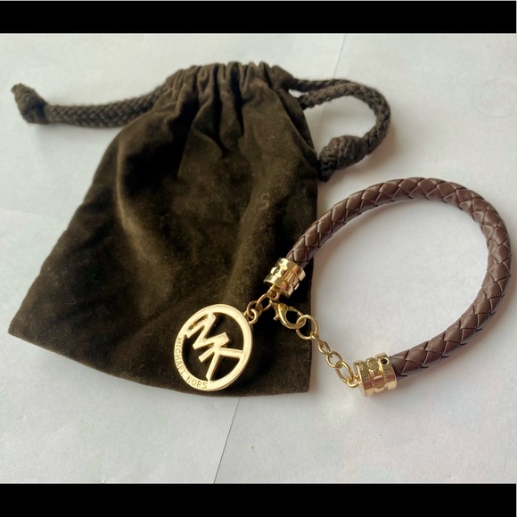 MICHEAL KORS BRAIDED LEATHER BRACELET WITH GOLD PLATED SIGNATURE  CHARM - Picture 2 of 4